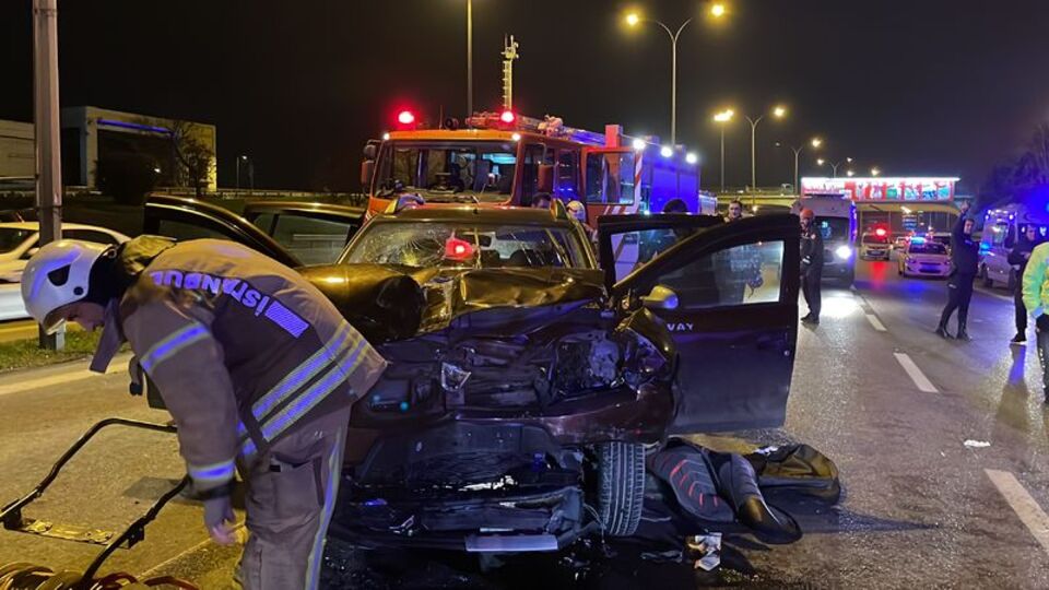 Otomobil minibüse çarptı: 1'i ağır 4 yaralı