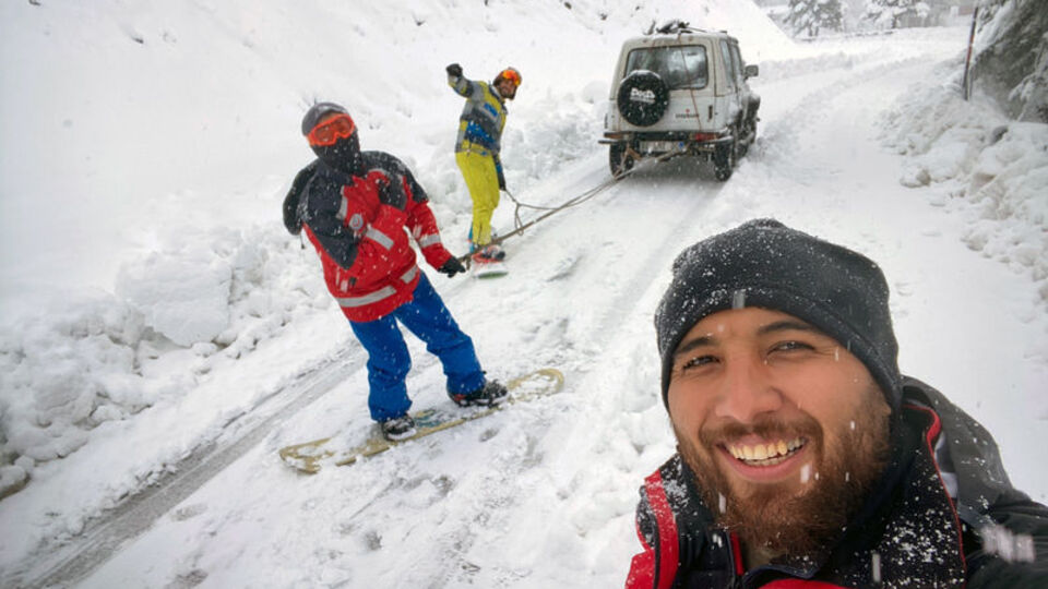 Gecikmeli karın ardından yolda snowboard!