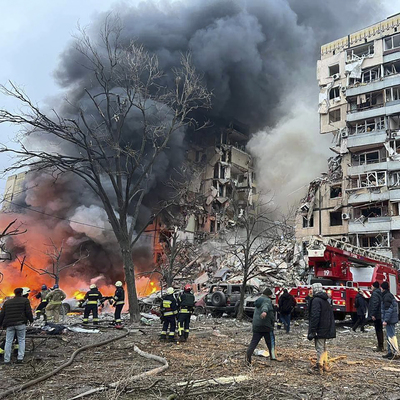 Ukrayna'da füze apartmana isabet etti