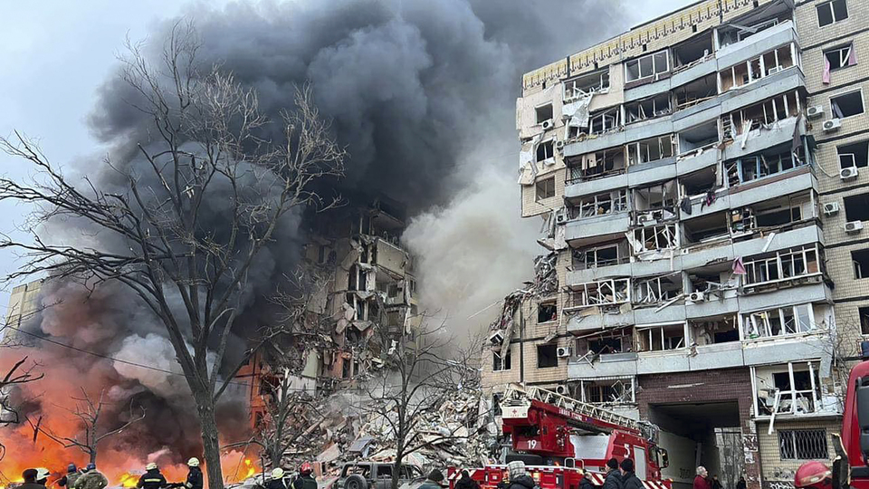 Ukrayna'da füze apartmana isabet etti