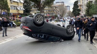 Bir anda kaza! Önce kadına çarptı sonra ters döndü