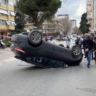 Bir anda kaza! Önce kadına çarptı sonra ters döndü