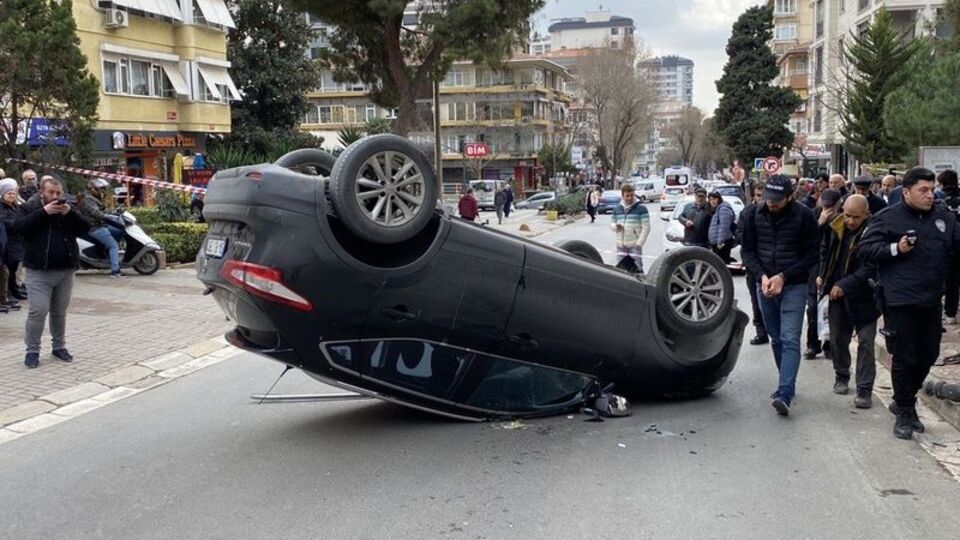 Bir anda kaza! Önce kadına çarptı sonra ters döndü