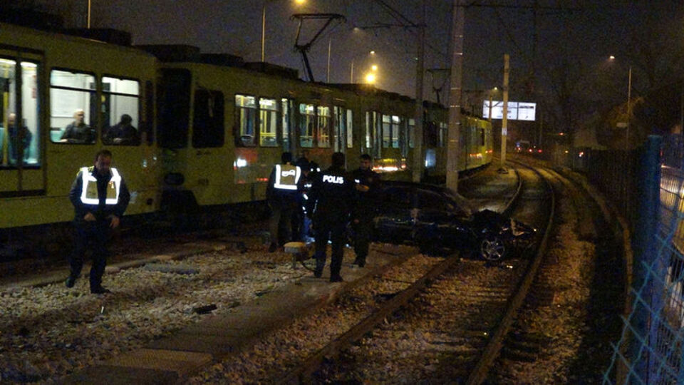Otomobil, bariyerleri aşıp metro hattına girdi
