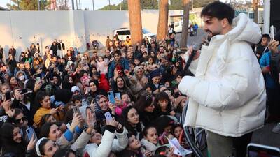 Büyüdüğü mahallenin okulunda konser verdi