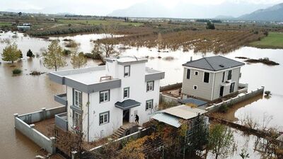 Evlerinden çıkamayanlar iş makinasıyla taşınıyor