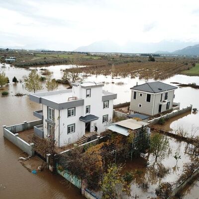 Evlerinden çıkamayanlar iş makinasıyla taşınıyor