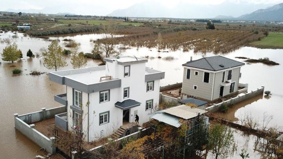 Evlerinden çıkamayanlar iş makinasıyla taşınıyor