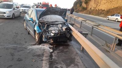 Bariyere çarpan araç yandı! 2 kişi yaralandı