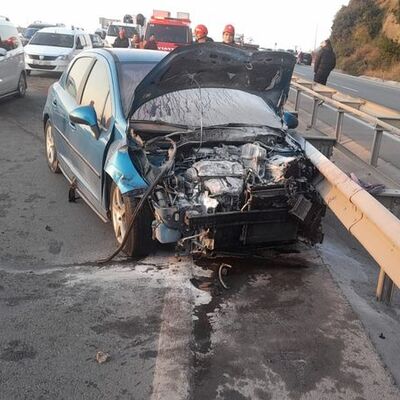 Bariyere çarpan araç yandı! 2 kişi yaralandı