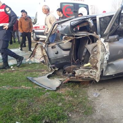 Durağa çarpan otomobil ikiye bölündü