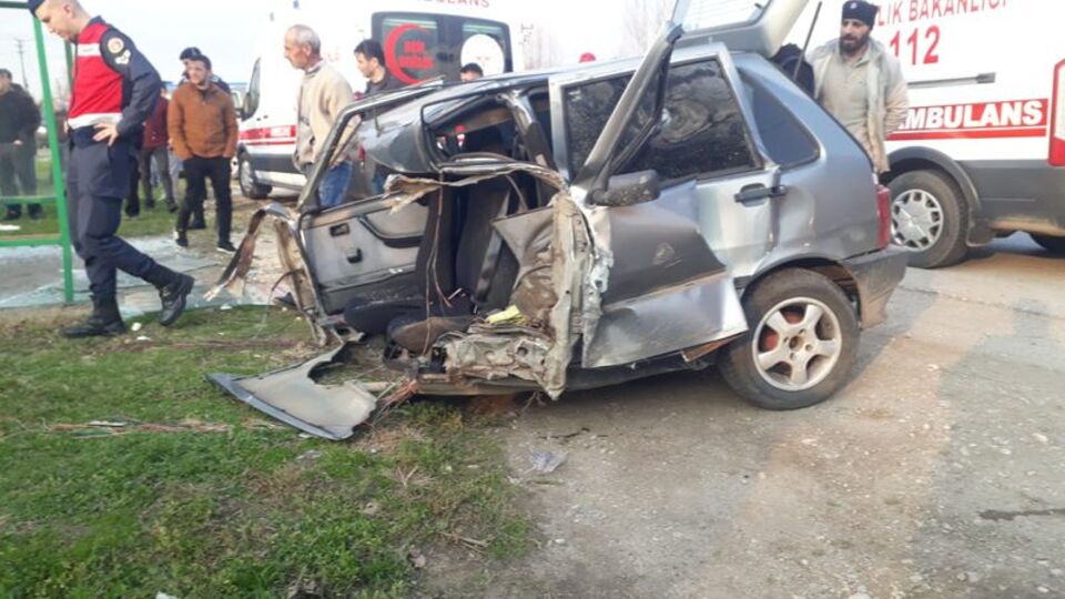 Durağa çarpan otomobil ikiye bölündü