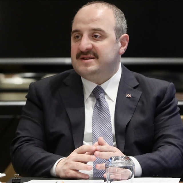 Bakan Varank'tan Macarlara teklif