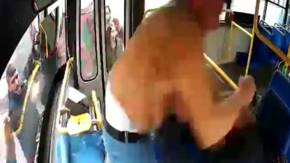 Halk otobüsü şoförü feci şekilde darbedildi! Dehşet anları kamerada