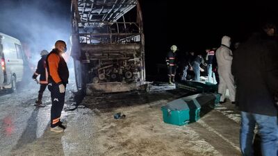 TIR'a çarpan otobüs alev alev yandı: Ölü ve yaralılar var