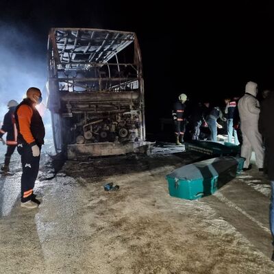 TIR'a çarpan otobüs alev alev yandı: Ölü ve yaralılar var