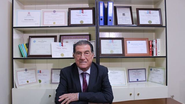  14 diploması var... 3 üniversiteyi birden okuyor!