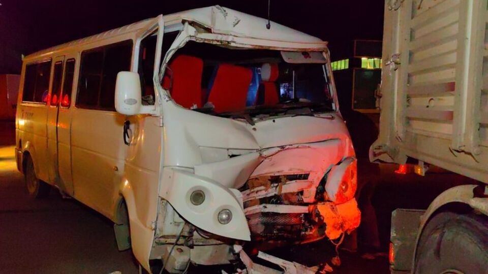 Bursa'da işçi servisi ile TIR çarpıştı: 6 yaralı