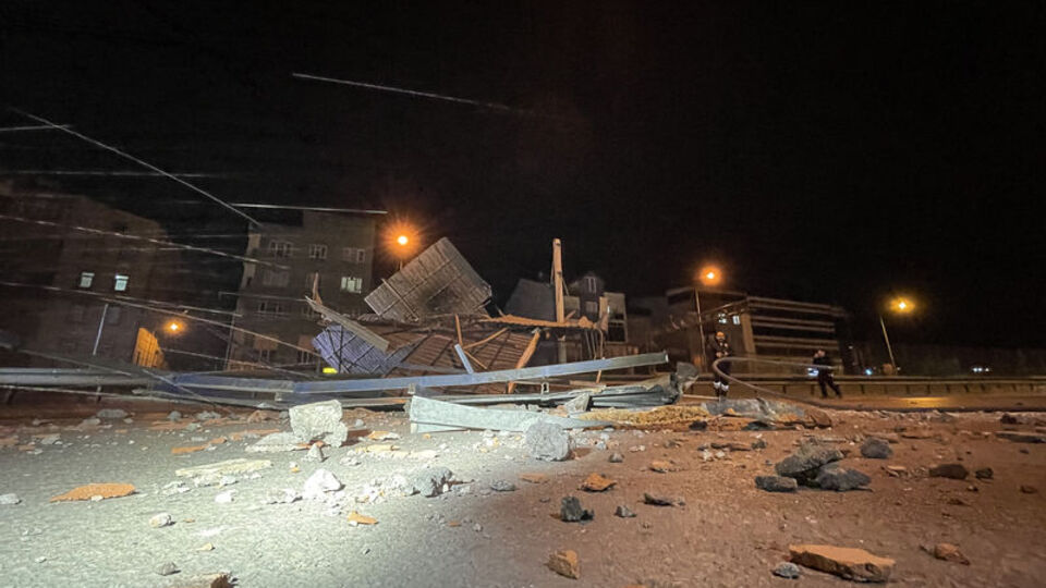 Lodosun uçurduğu çatı metro güzergahına düştü