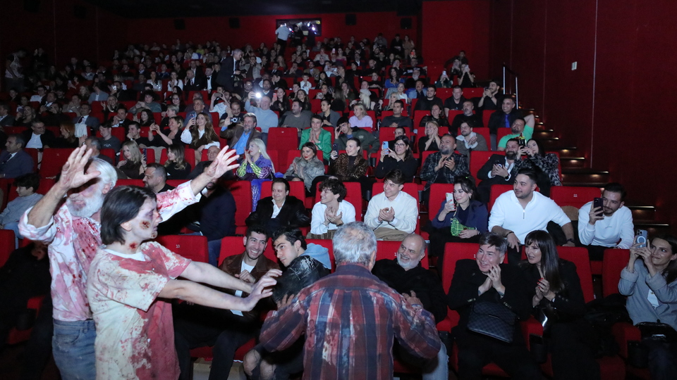 Galayı zombiler bastı