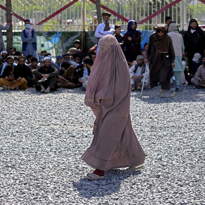 Taliban'dan kadınlara bir engel daha: Erkek doktora gitmek yasak