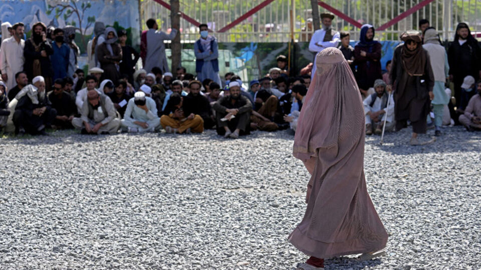 Taliban'dan kadınlara bir engel daha: Erkek doktora gitmek yasak