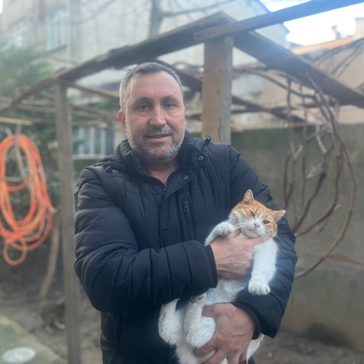 Yaralı kediye yardım etmek isteyen kişiye silah doğrulttu!