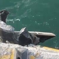 Rus Kruvaziyeri liman usturmaçalarına çarptı!