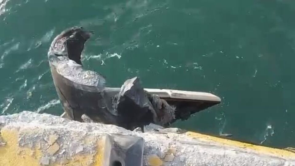 Rus Kruvaziyeri liman usturmaçalarına çarptı!