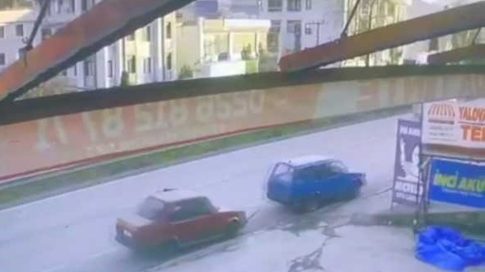 Çaldıkları otomobili halatla çekerek Bursa'ya götürdüler!