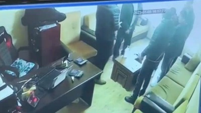 Polis kılığına giren soygunculardan 'kara para' oyunu!