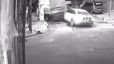 Kız kardeşinin içerisinde olduğu aracın üzerine atladı! Dehşeti yaşadı