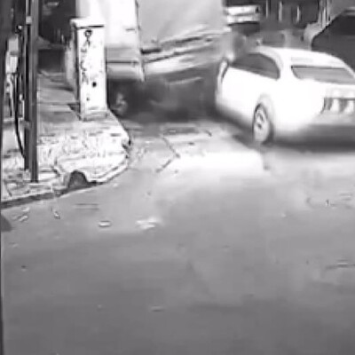 Kız kardeşinin içerisinde olduğu aracın üzerine atladı! Dehşeti yaşadı