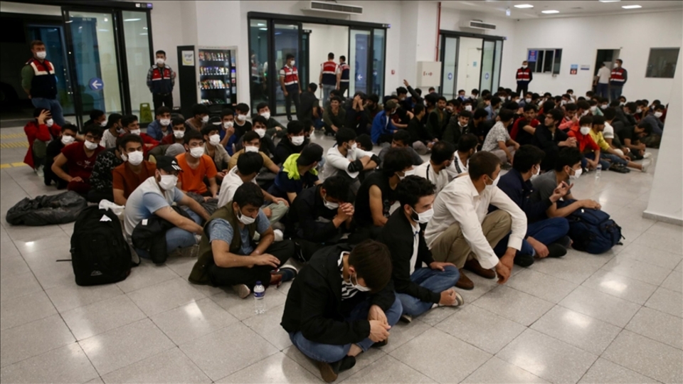 Kocaeli'de 33 düzensiz göçmen ülkelerine gönderildi