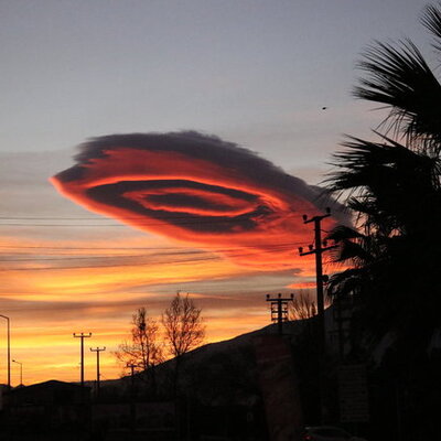 UFO'ya benzetildi... Sabah saatlerinde belirdi