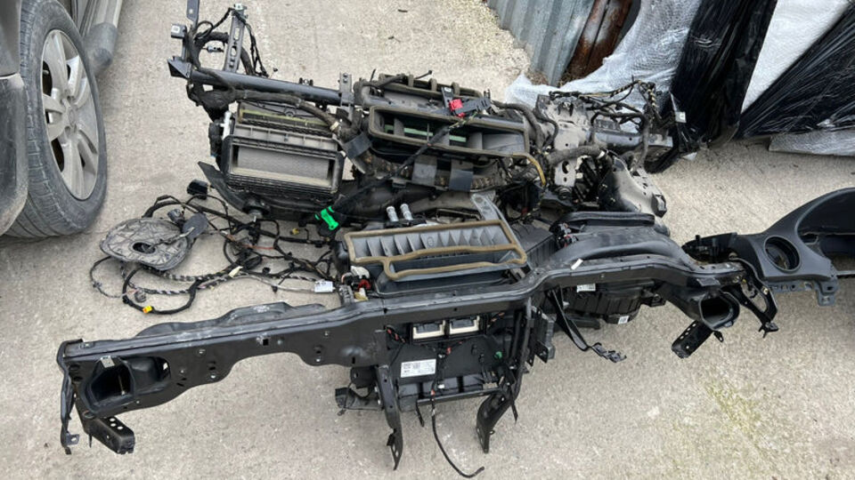 Herkesin başına gelebilir! Lüks otomobili çalıp, parçaladılar! Fail tanıdık!