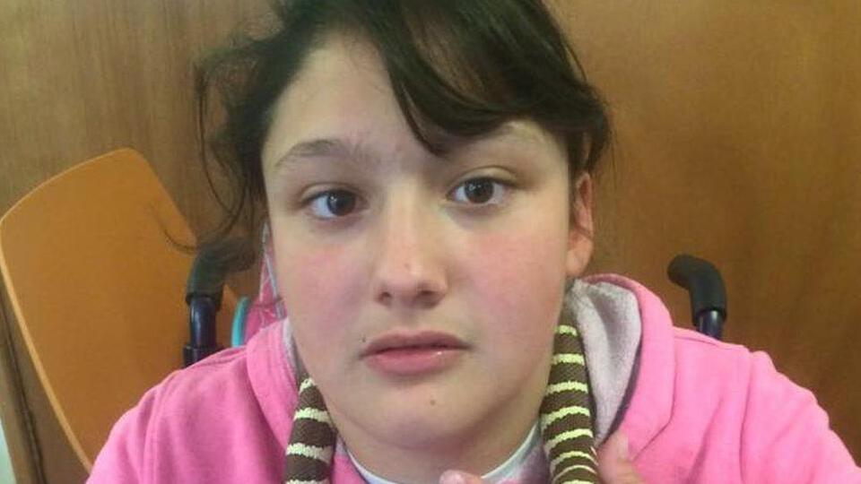 Galler'de 15 yaşındaki obez kız çocuğunun ölümüyle ilgili olarak anneden sonra baba da ağır ihmalle suçlandı