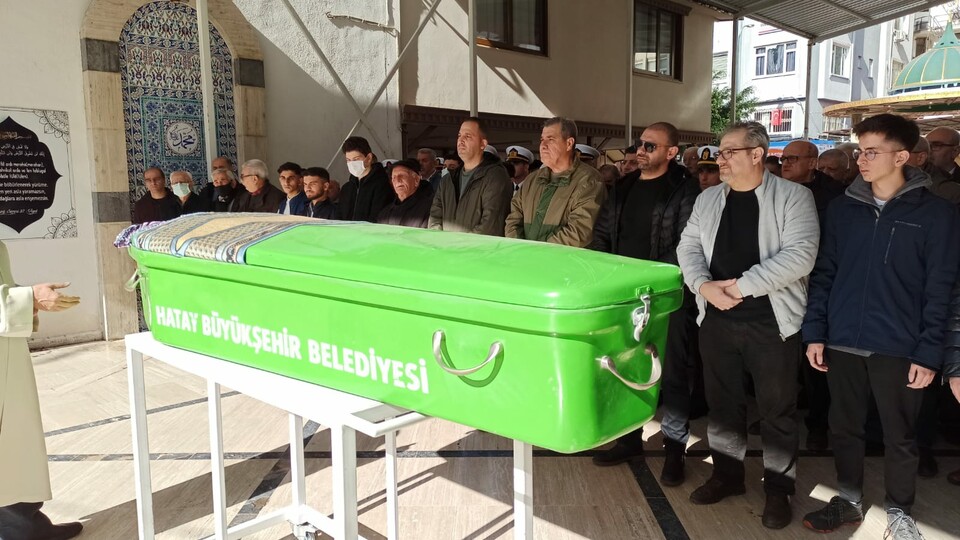 Hafriyat kamyonu ayırdı! Eşiyle el ele karşıya geçerken hayatını kaybetti