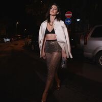 Nesrin Cavadzade pozlarıyla sosyal medyada fırtınalar estirdi!