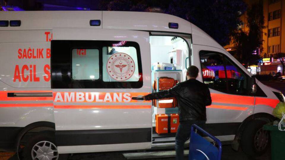 Oğlu tarafından bıçaklanan anneyi, sığındığı markette polis kurtardı!