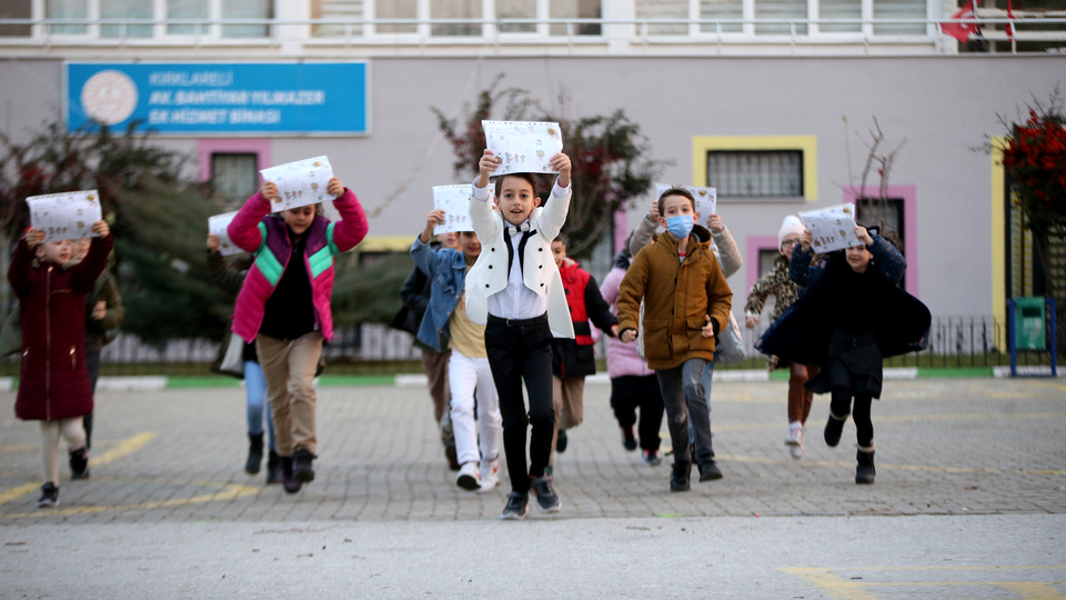 Okullarda yarıyıl tatili için "karne zili" bugün çalacak