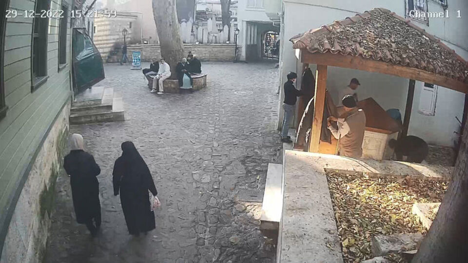 Camide abdest alıyordu! 9 bin dolar böyle çalındı!