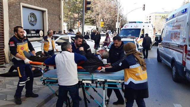 Eskişehir'de araç yayaların arasına daldı!