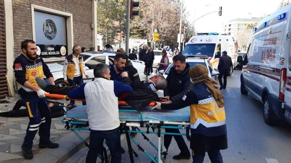 Eskişehir'de araç yayaların arasına daldı!