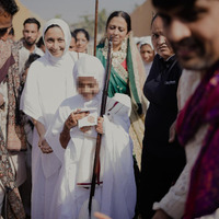 Ailesinin 61 milyon dolarlık servetinden vazgeçen 8 yaşındaki kız dini tarikata katıldı