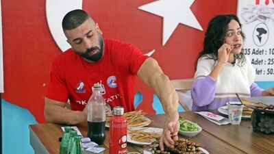 Avustralyalı turist 18 dakikada 550 çöp şiş yedi