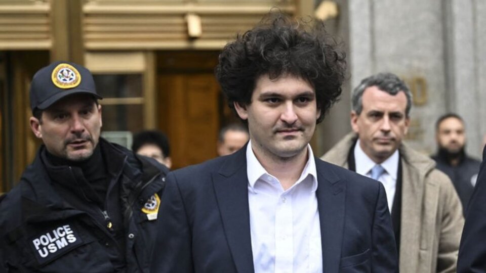 700 milyon dolarlık varlığına el konuldu