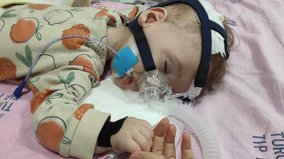 Safa bebek hem SMA hem de zamanla yarışıyor