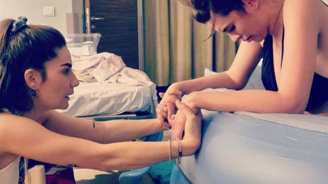 Suda doğum yaptığı anları paylaştı