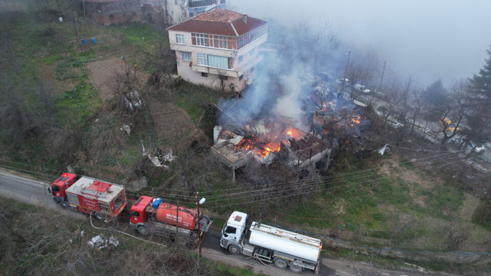 Yangında 2 ev kullanılamaz hale geldi